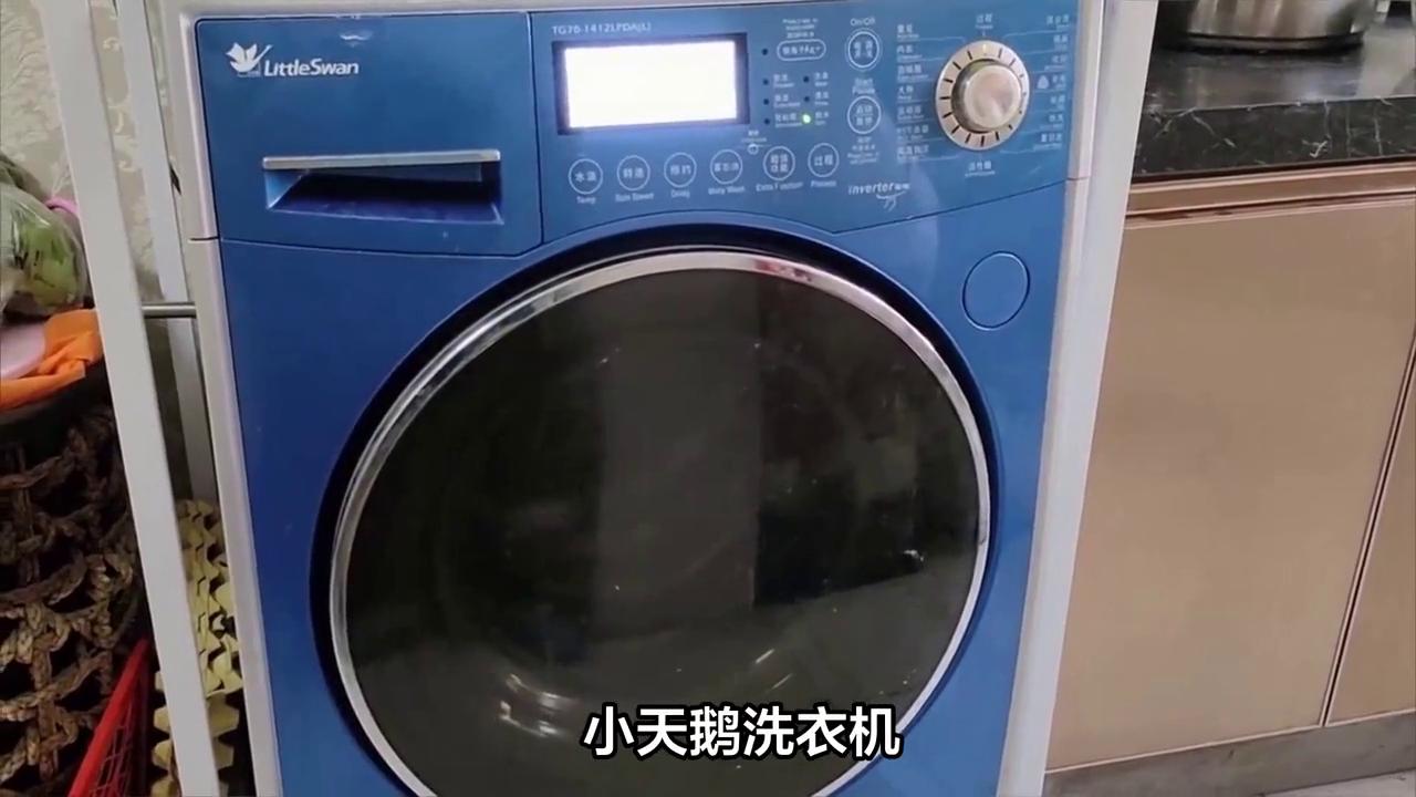 小天鹅全自动洗衣机如何添加衣物,小天鹅洗衣机洗衣服视频