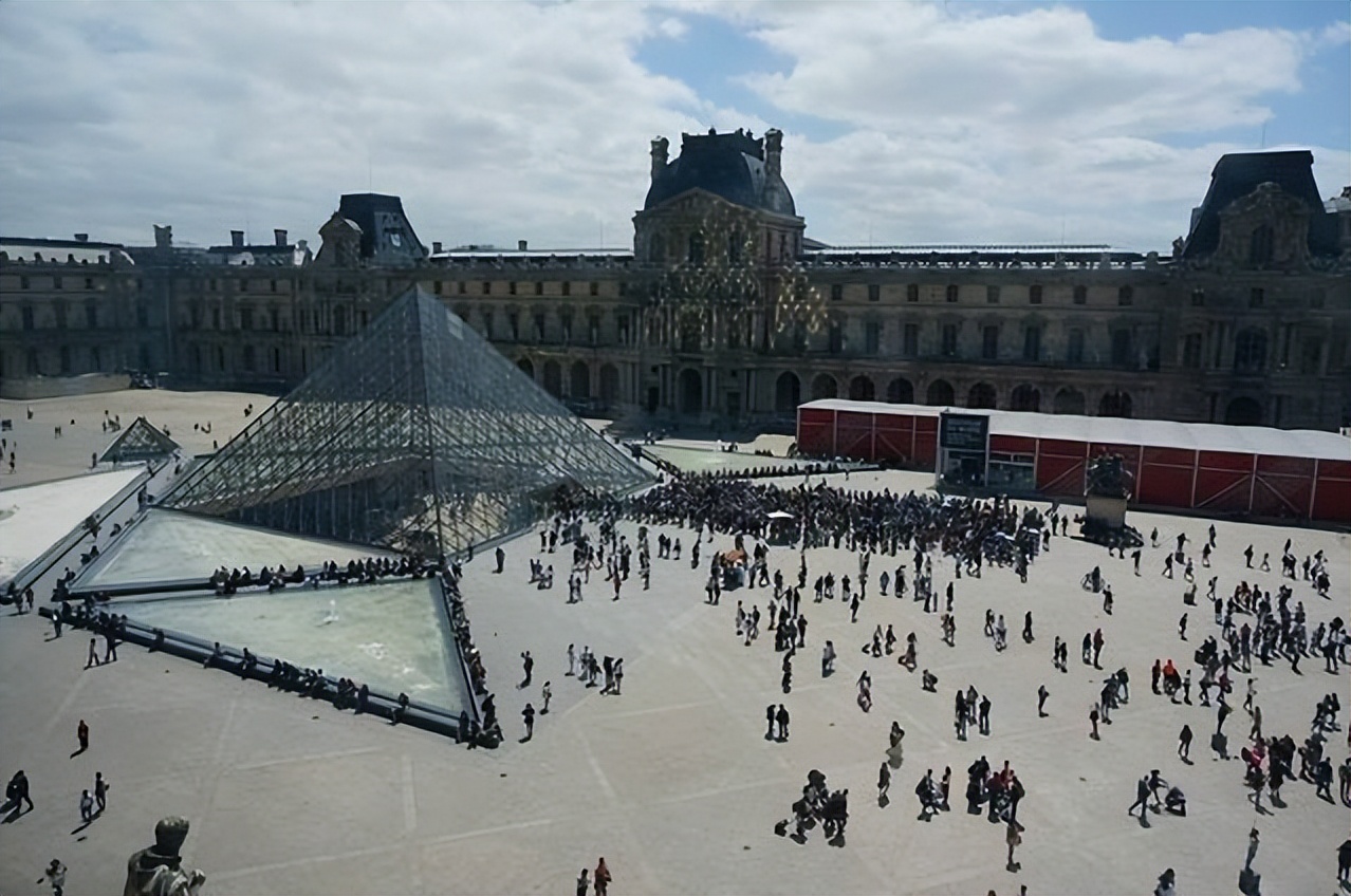 法国卢浮宫绘画简介,法国巴黎的卢浮宫有什么画作