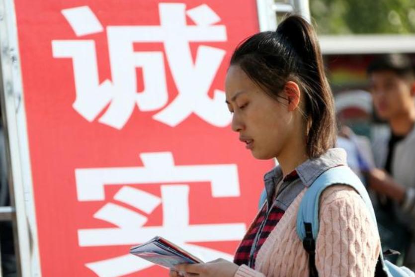 大三女生考公务员好还是考研好,女生选择公务员还是辅导员