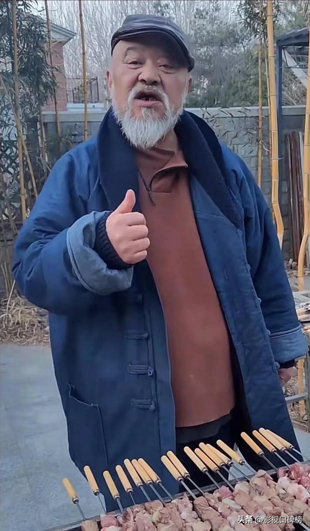 李琦家门口卖肉串视频,68岁演员李琦摆摊卖烤肉