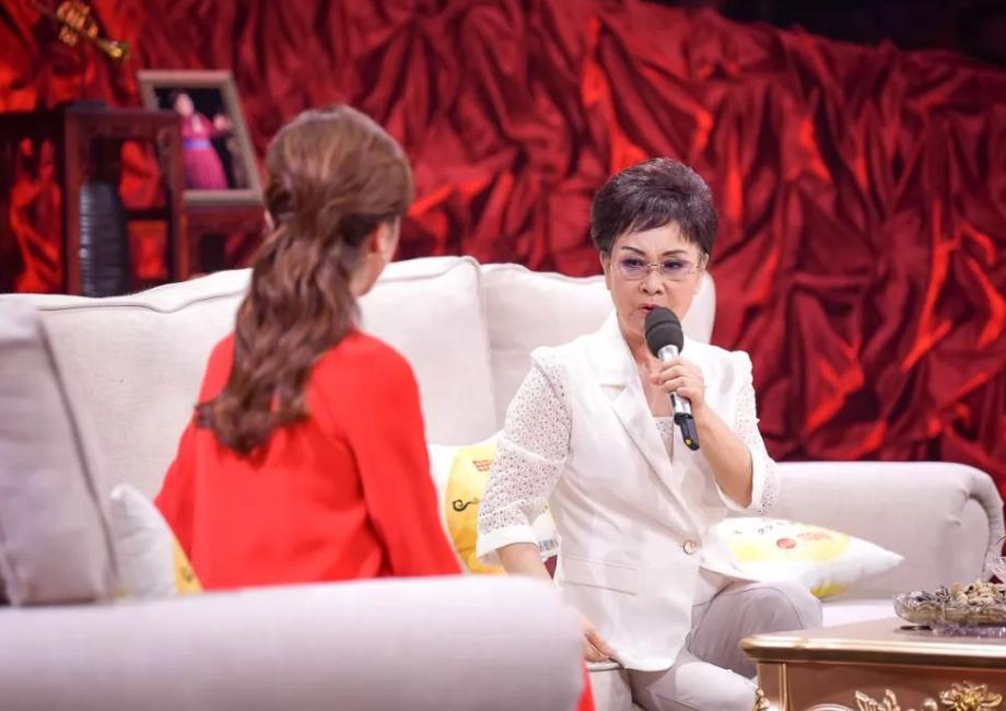 73岁李谷一全家近照曝光,73岁的李谷一全家近照曝光