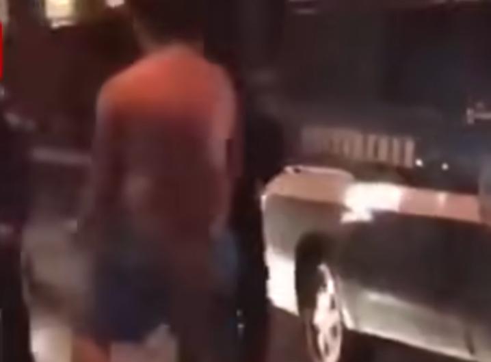 3名老外街头*戏调**中国女孩，公然挑衅警察，最终惨遭东北小伙围殴