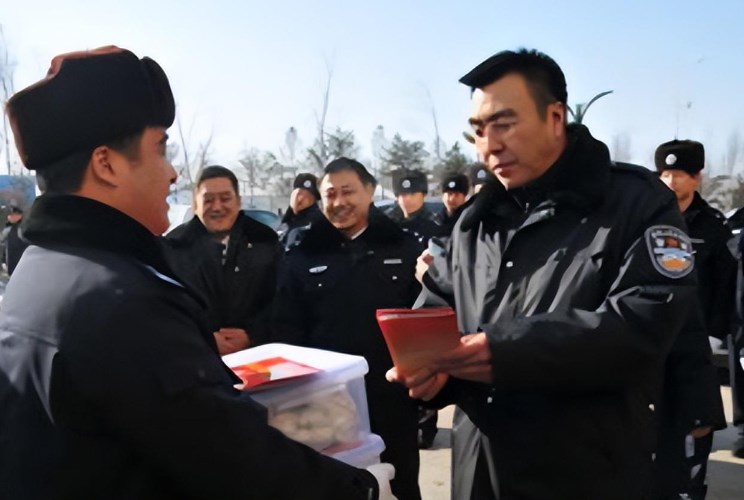 内蒙“警号000001”马明：嫌200万太少拒收，敛财1.57亿被判无期