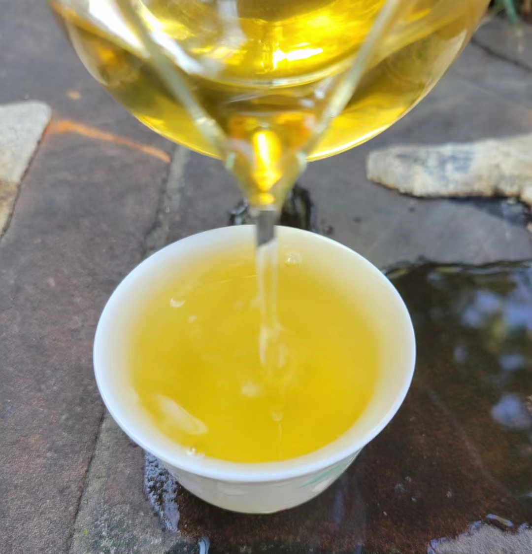 一盏茶里品百味人生,细细感受每一口茶汤的滋味