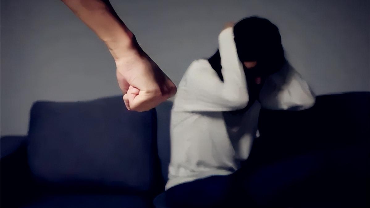 丈夫暴虐无度，往妻子*处私**抹石灰粉，六十岁老太给他下老鼠药