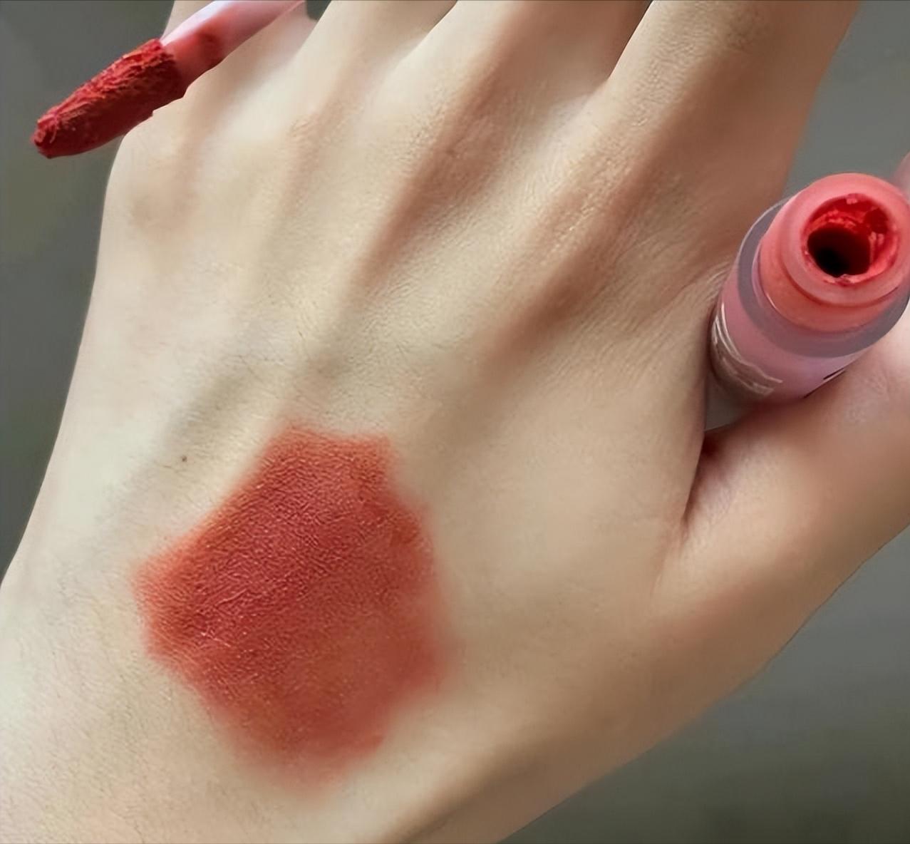长期涂口红嘴唇颜色不好看了,经常涂口红会不会对嘴唇造成危害