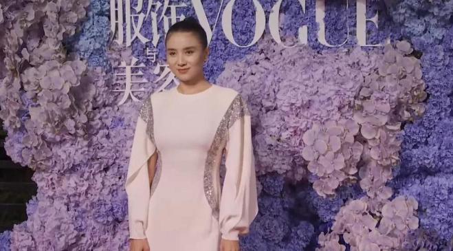 因为肩塌而红毯翻车的女明星,各个女星的红毯穿衣事故