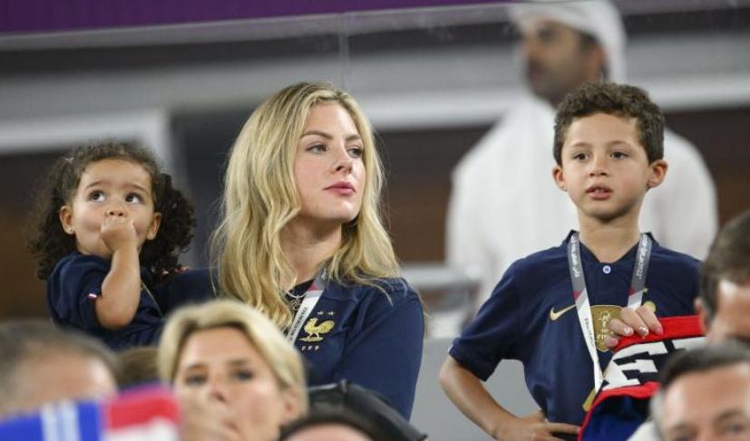 马克龙与布丽吉特互动温馨,马克龙和布丽吉特的亲密合照