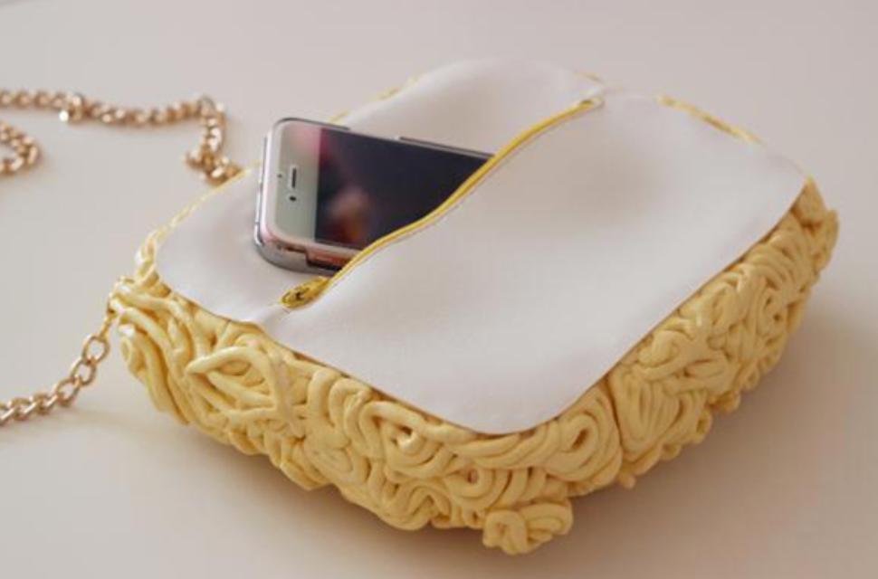 奢侈大牌推出大葱包、黄瓜包？！网友吐槽：蘸酱吃咱能炫几个…