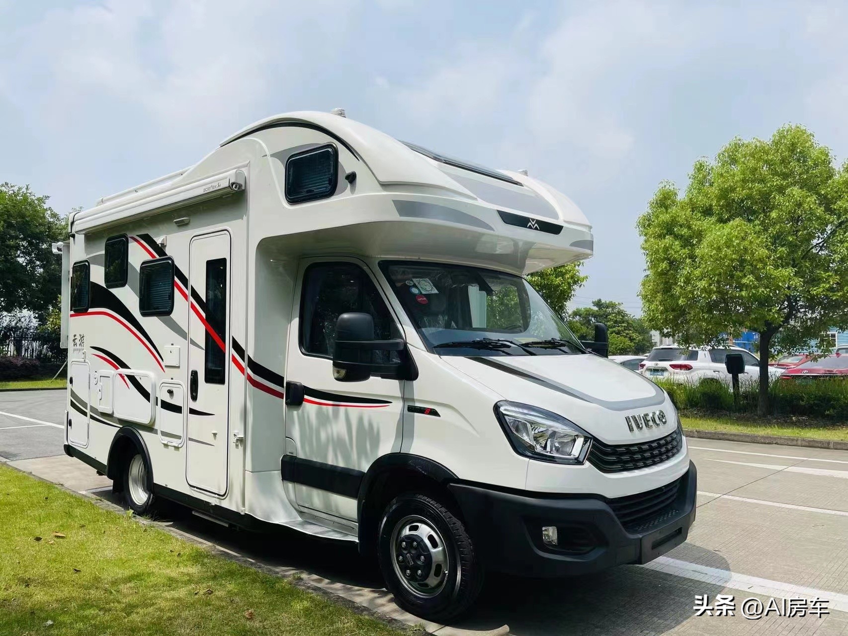 轻卡超大太阳能房车,800瓦太阳能配多大电池