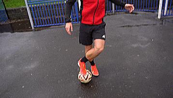 花式足球技巧之脚下转移大法,三个实用的花式足球技巧