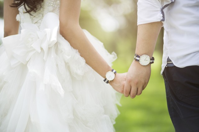 她58岁退休工资8000，外孙说：让我留这儿吧，我很乖，我能带妹妹