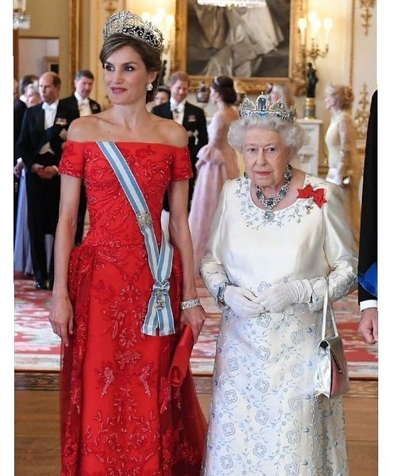 不值钱的蓝色天然宝石,英国女王佩戴巴西海蓝宝石王冠