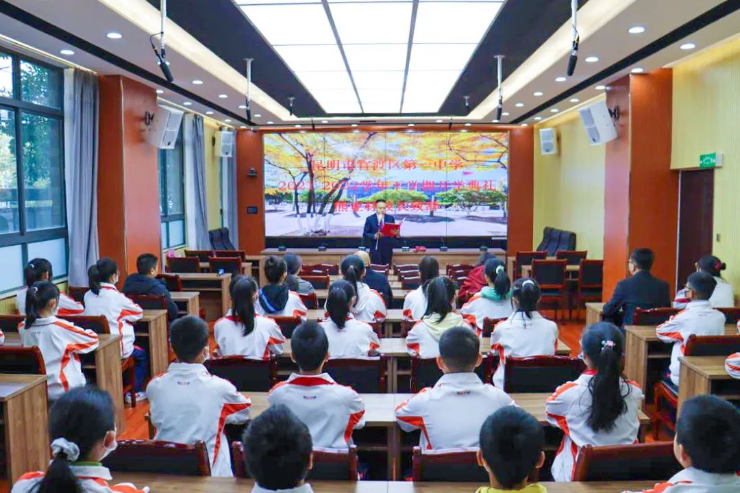 开学季校园展示打卡,开学啦冰墩墩小学生积极向上图片