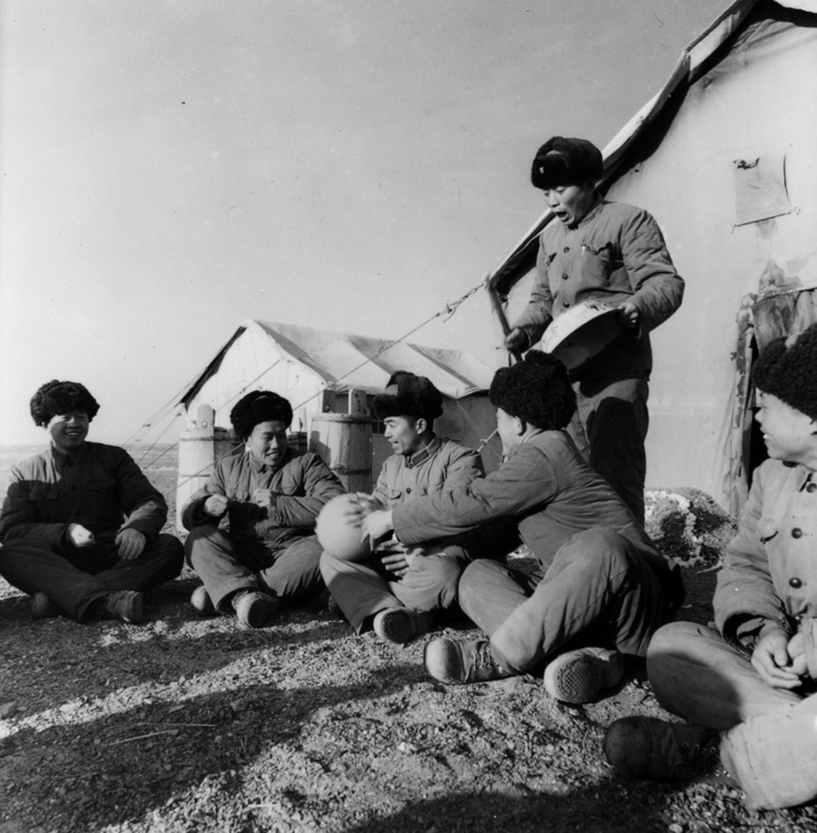 1964年原*弹子**爆炸成功,报纸刊登照片,周总理:把地面裁掉,为何