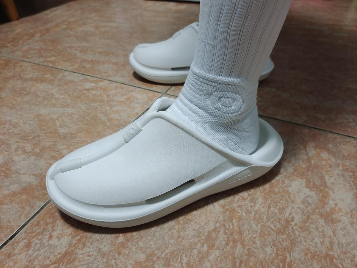 中国风的凉拖,带标志的特步凉拖