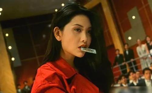 美女自有三分“龅”，不仅抗老而且显嫩，这7位女星都有轻微嘴凸