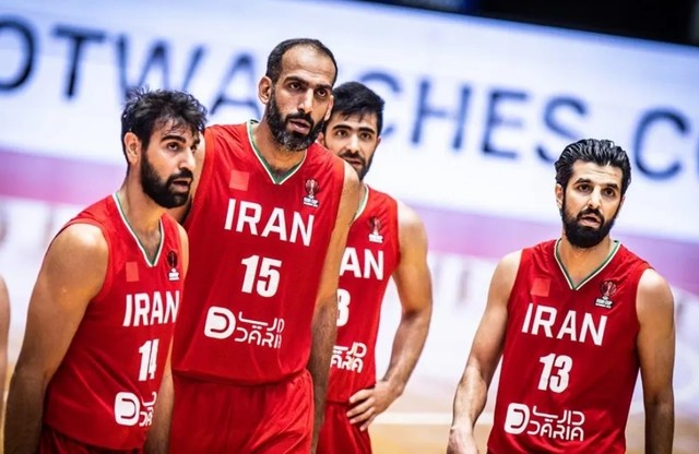 世预赛中国男篮胡明轩关键三分,胡明轩王哲林国家队比赛