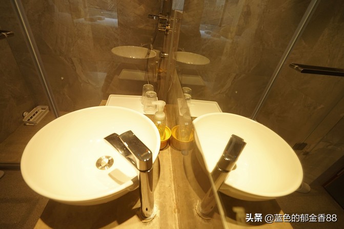 周末白相里的一张床、一群朋友、暴走于迪士尼乐园