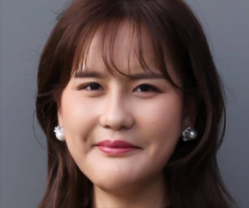 东北“歪脸”女孩整形成大美女，拒绝当网红，只想回山村当教师