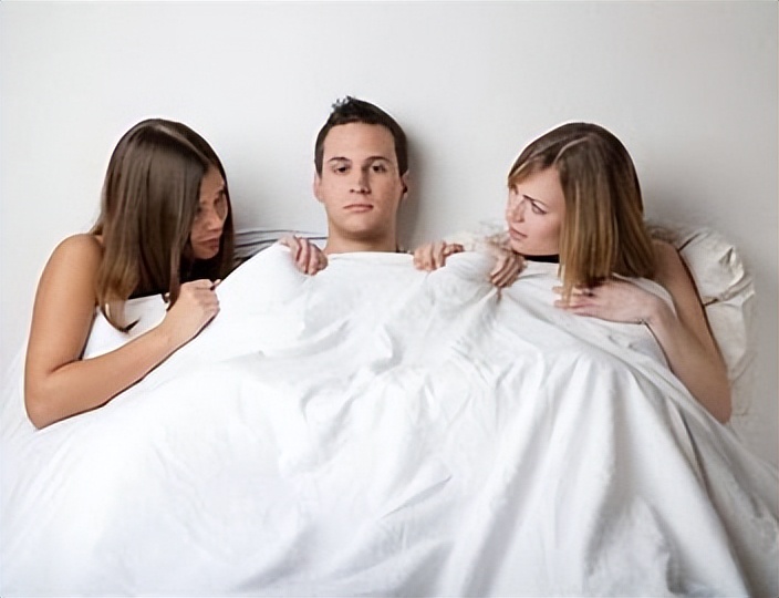 女人得知男友出轨竟然这样做,男友出轨闺蜜女友竟选择这样报复