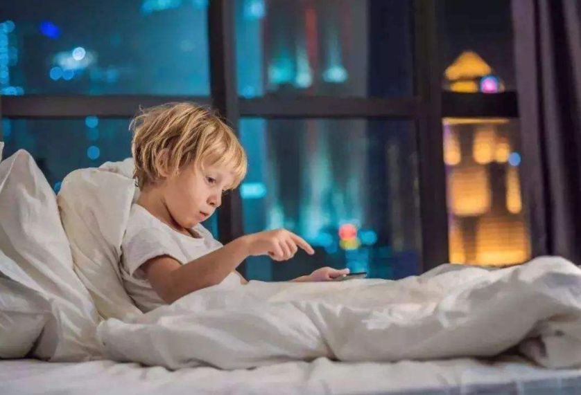 婴儿总是要抱抱怎么办,婴儿哭闹老是要求抱抱