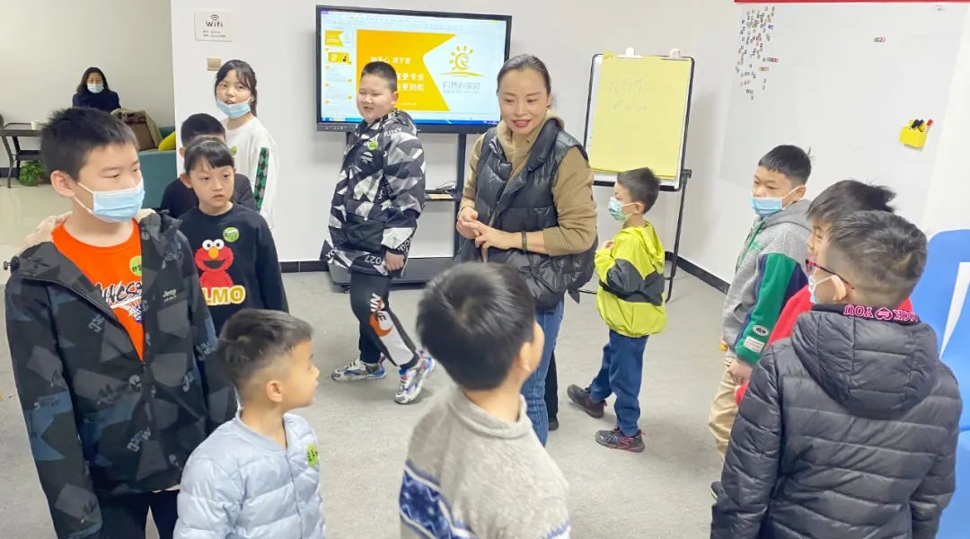 心中有梦眼中有光脚下有行动,心中有梦眼里有光脚踏实地