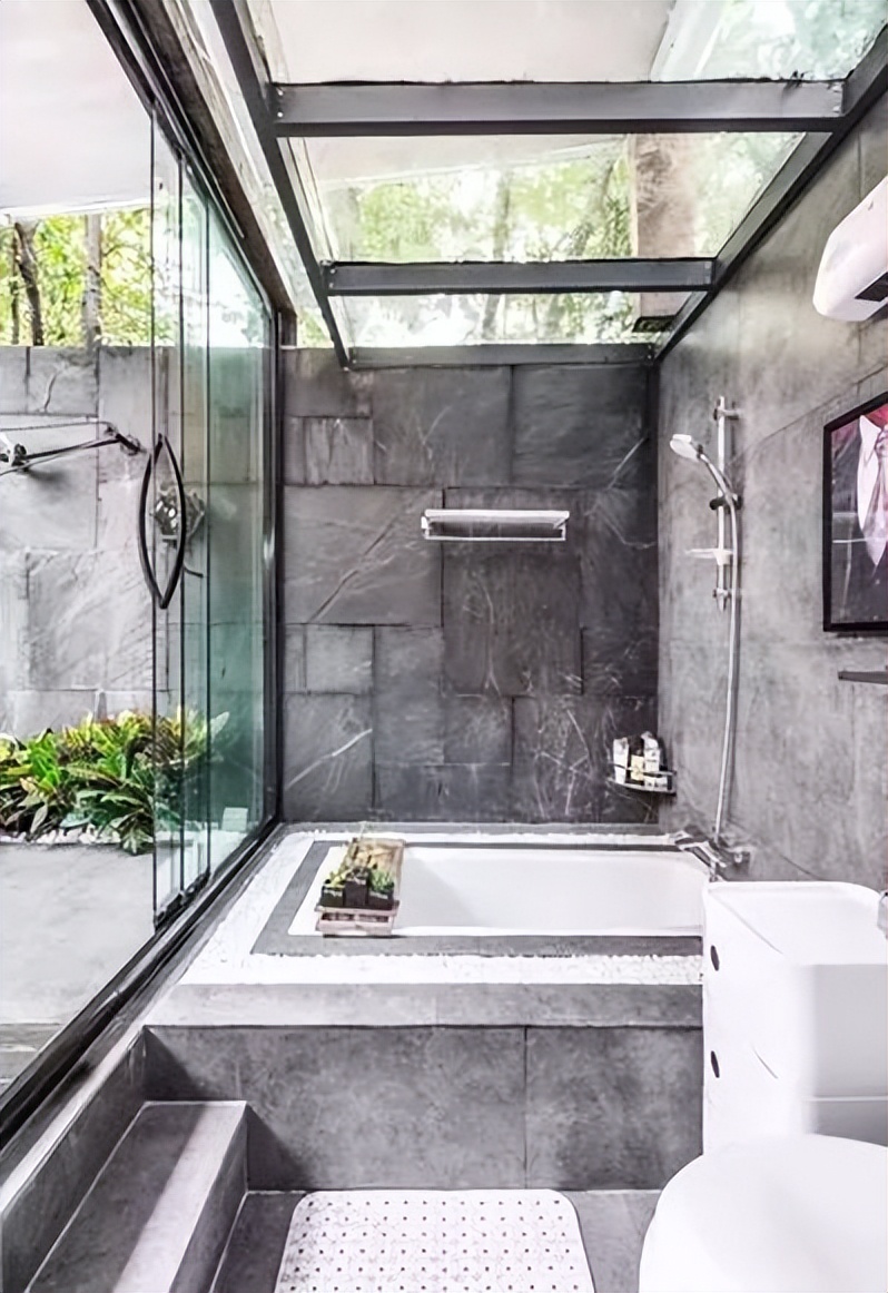 男子卧室建浴缸被楼下邻居投诉,楼上私改卫生间楼下漏水不讲理