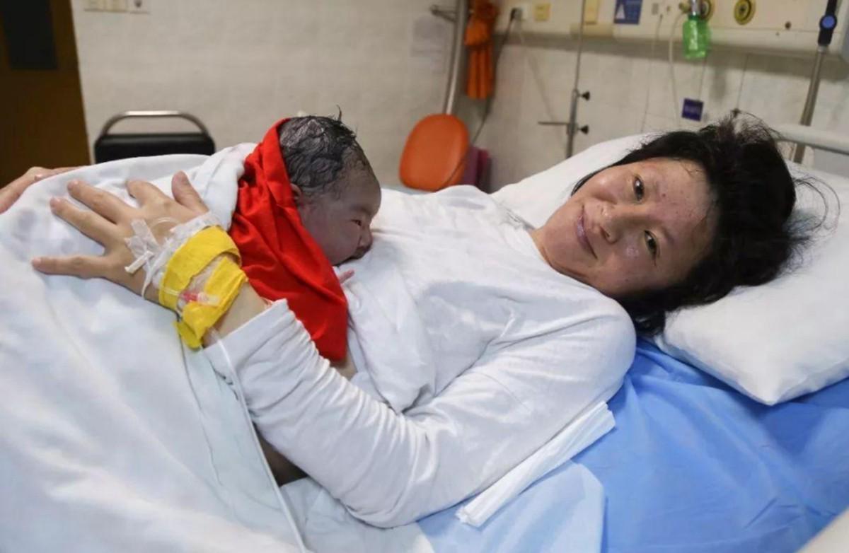 孩子出生时护士通知是男孩,孩子出生后护士问要抱孩子吗