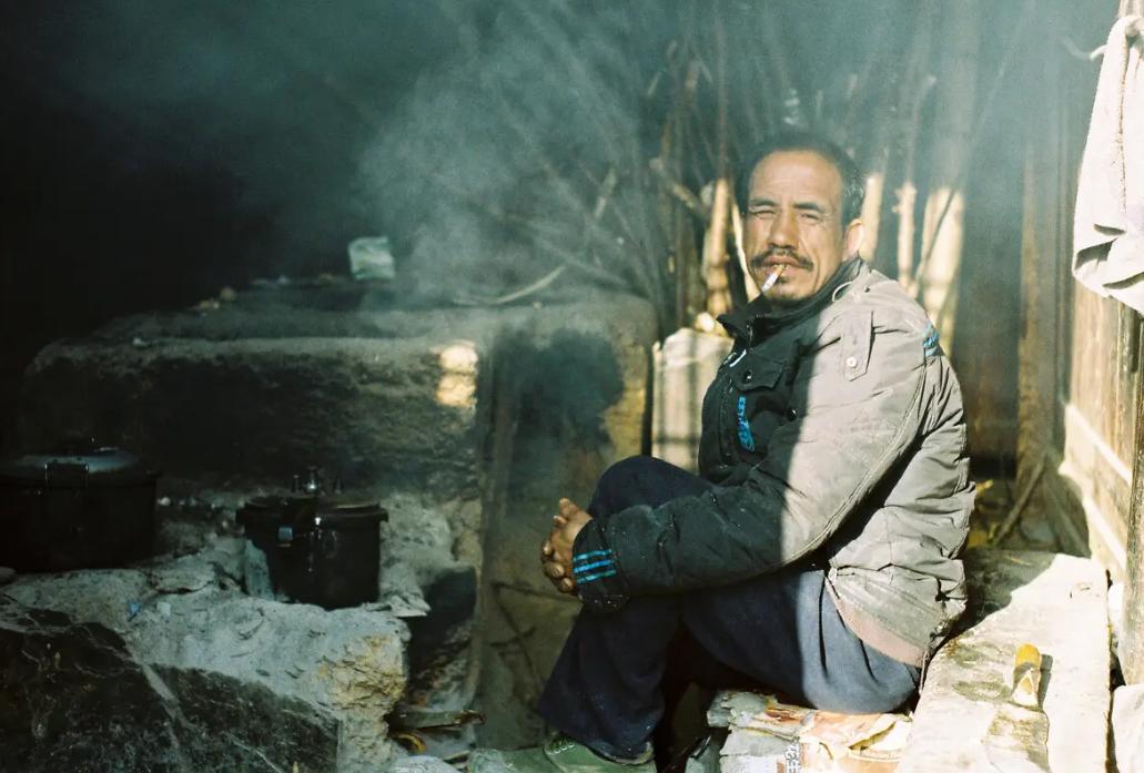 君山镇唯一的乞丐,失去双亲四处流浪,为什么没有生活的烦恼?