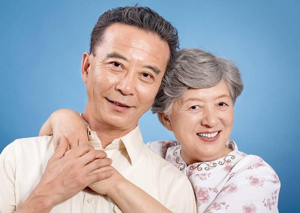 我国首批丁克族老年生病无人照顾,最早丁克族的真实现状