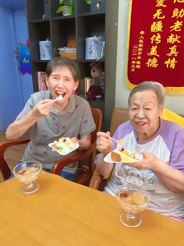 陶乐家养老丨共庆陶乐八周年，一碗生日面，情长岁安康