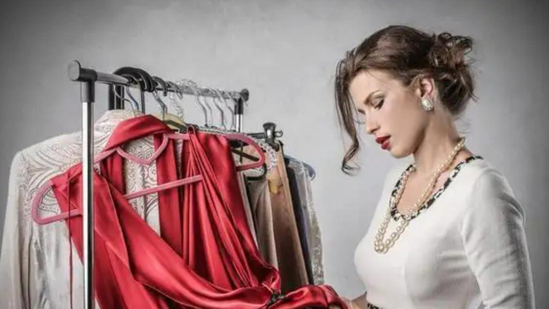 实体店一件衣服卖100元净赚多少,实体店一件衣服600网上才300