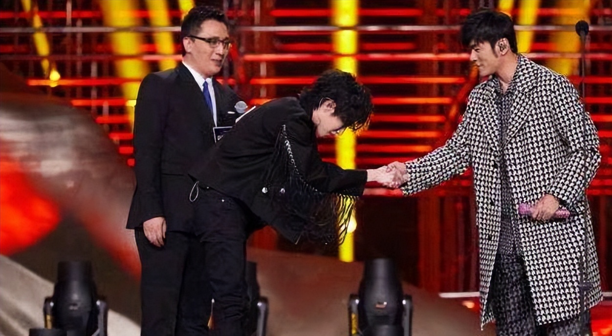 粉丝千万、叱咤歌坛，“天王接班人”华晨宇，能否撑起华语乐坛？