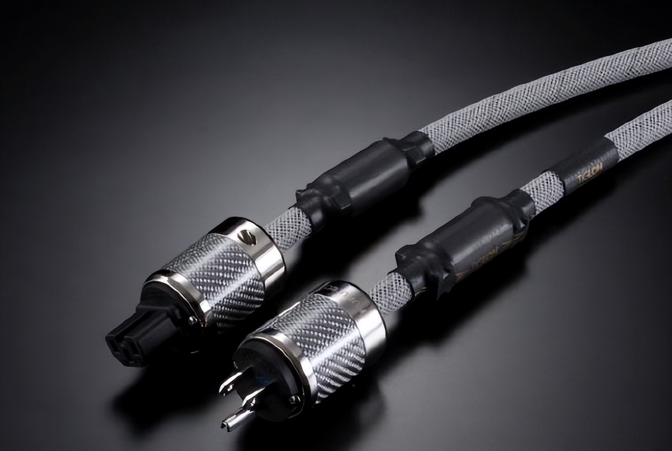 备受好评的TiGLON旗舰电源线TPL-2000A