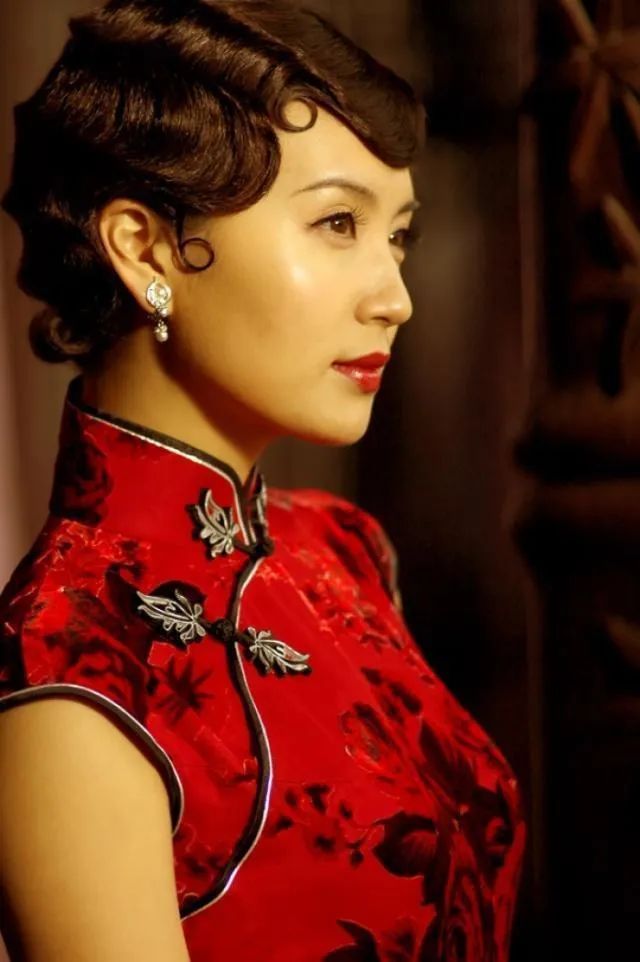 刘嘉玲关晓彤同框,穿旗袍大秀窈窕好身材