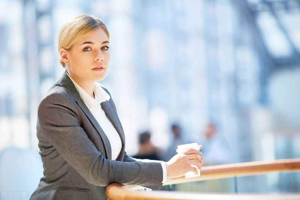 上班很烦躁不开心但是辞职又没钱,在公司干得不开心应该辞职吗