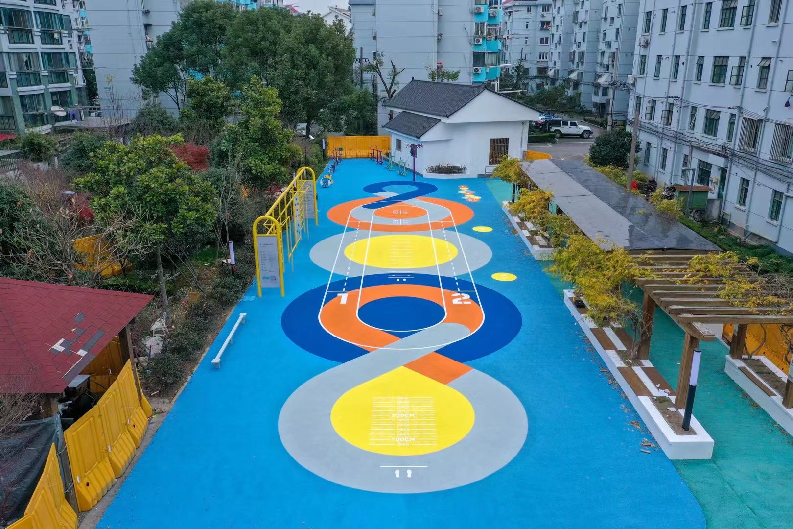 蓝色塑胶和红色跑道的区别,操场跑道红色的是什么