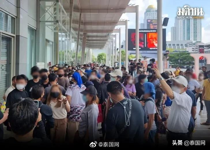 顾客扎堆挤爆商场,商场挤爆