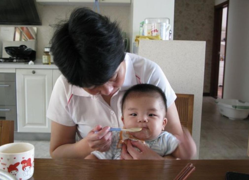 奶奶执意给孩子吃自制米粉，两个月后体检，妈妈后悔不已