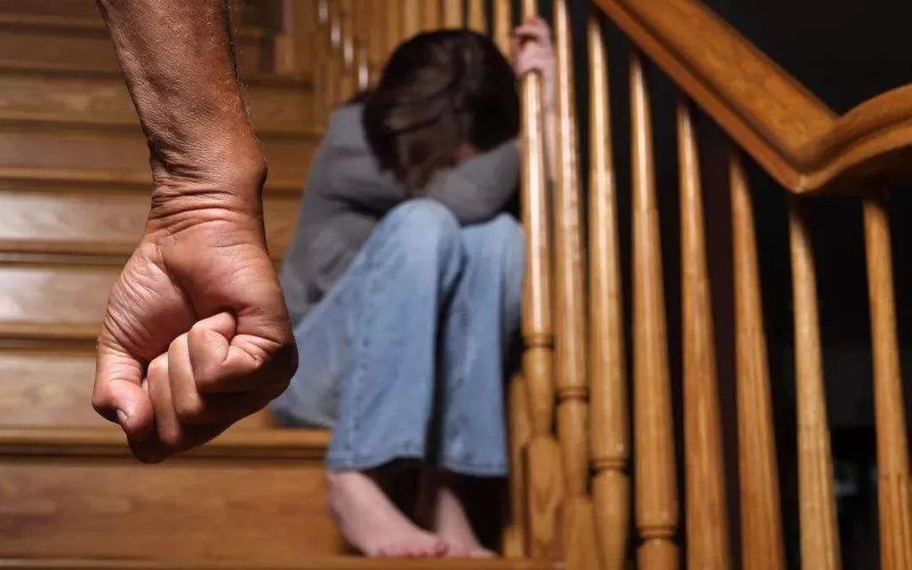 民政局回应男子办离婚时打老婆，出手又狠又重，离了再算帐