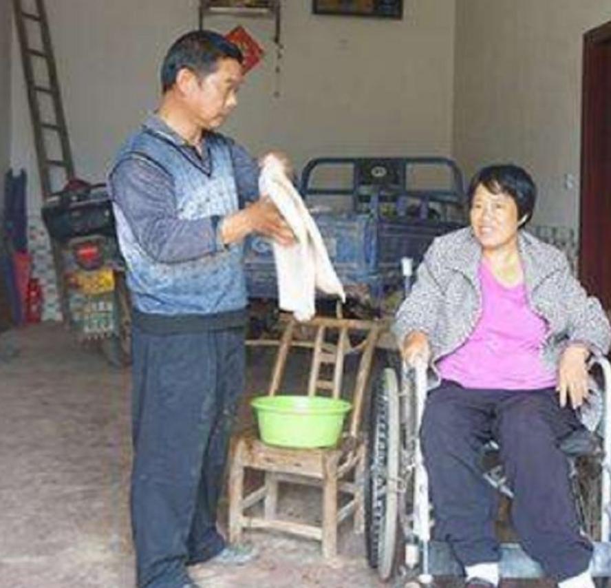 女儿结婚途中遇车祸，隐瞒26年未回娘家，男子做了26年未婚夫