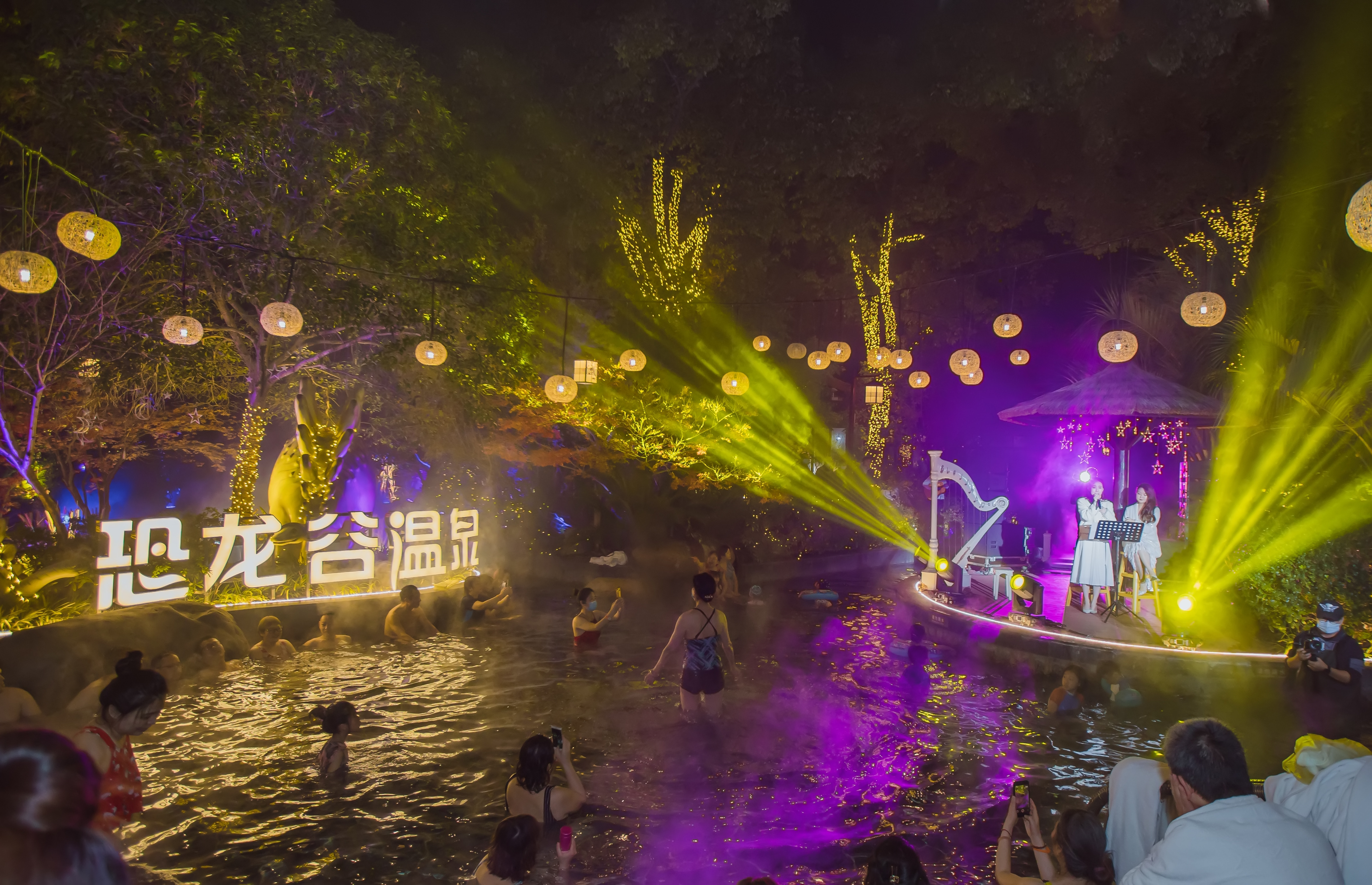 龙谷湾恐龙公园灯光节,恐龙谷泡温泉