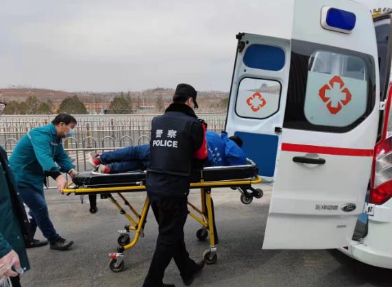 男子火车上突然腹痛难忍,男子在列车上脚疼