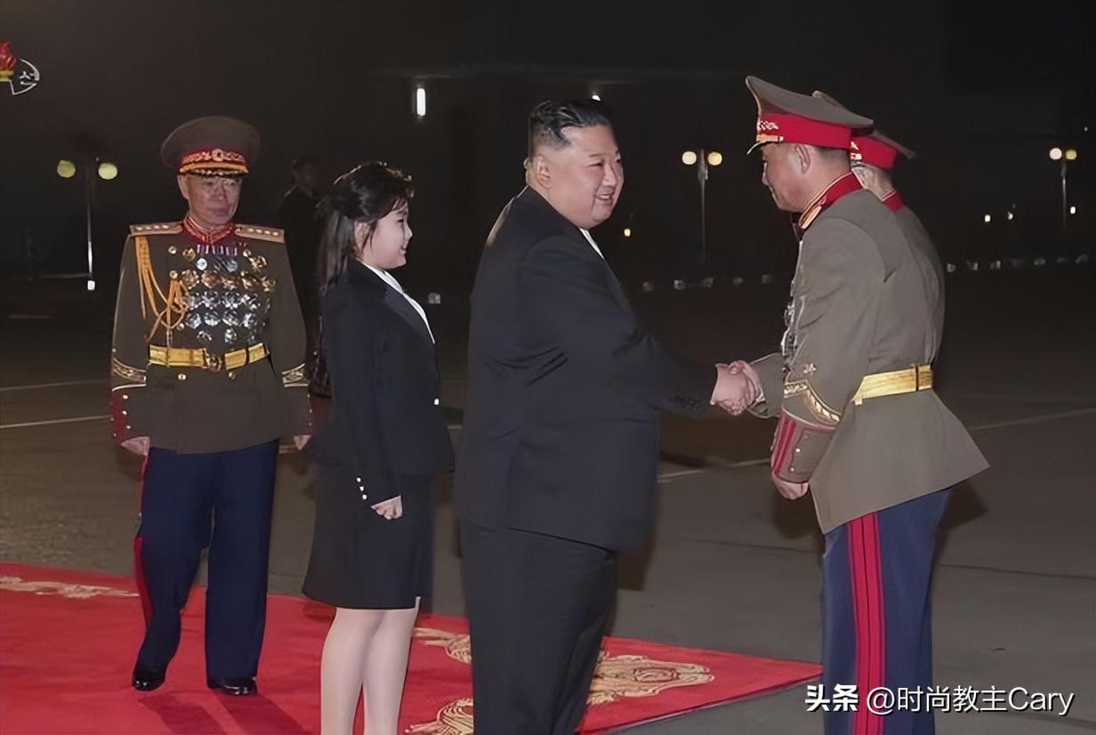 虎父无犬女！10岁朝鲜千金气场太强，1万2儿童外套穿出大佬范