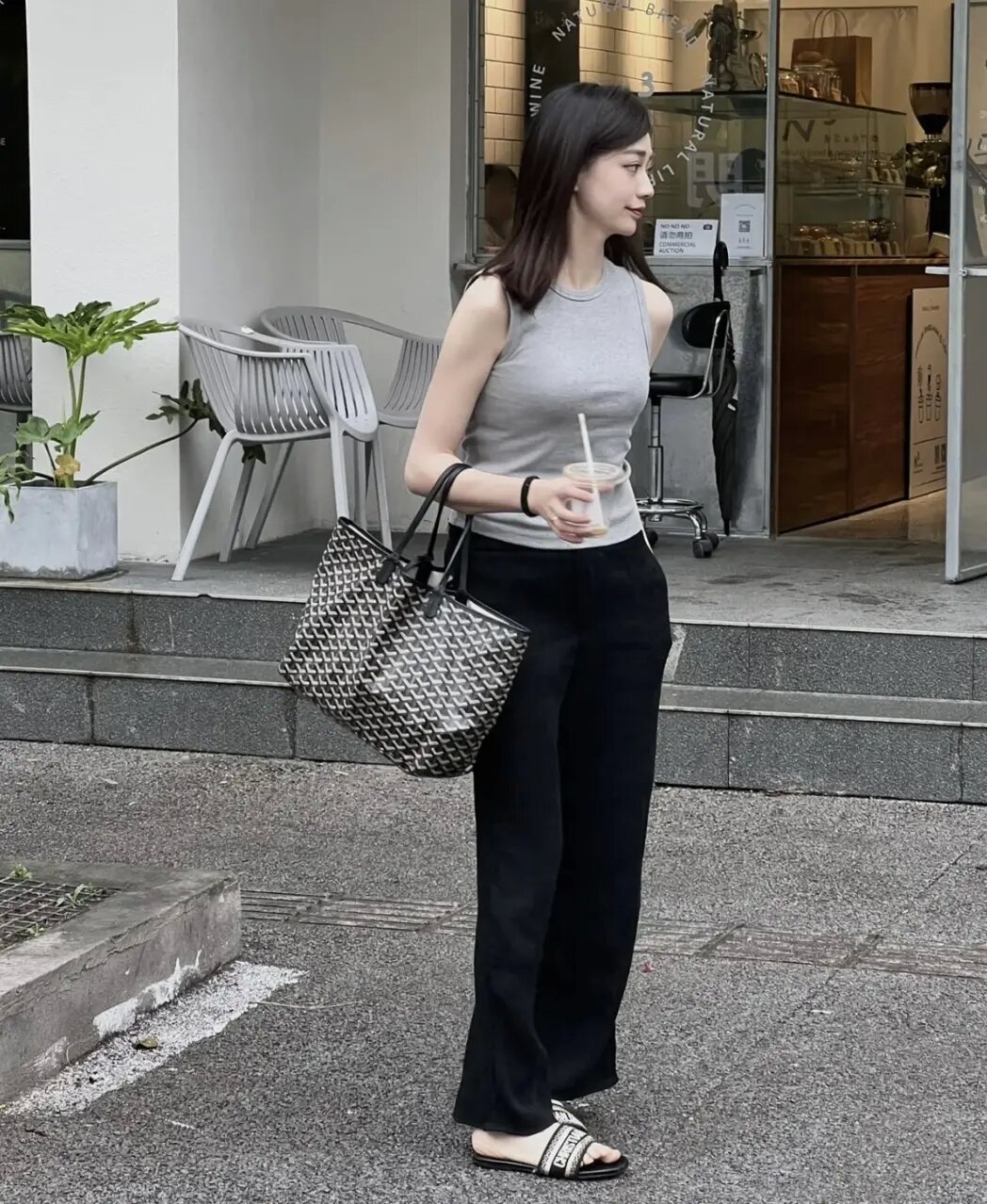 别再穿一身黑试试这几个配色,黑色上衣和灰色裤子穿搭的高级感