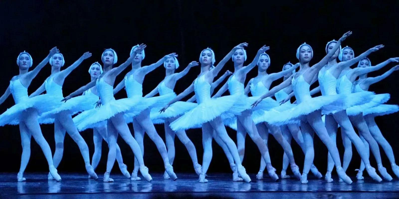 女导游着装引发争议,女导游穿着遭质疑受到不同反应