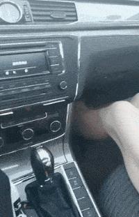 妹子的皮裤穿的真紧，有人知道妹子皮裤上的包怎么回事么，哈哈