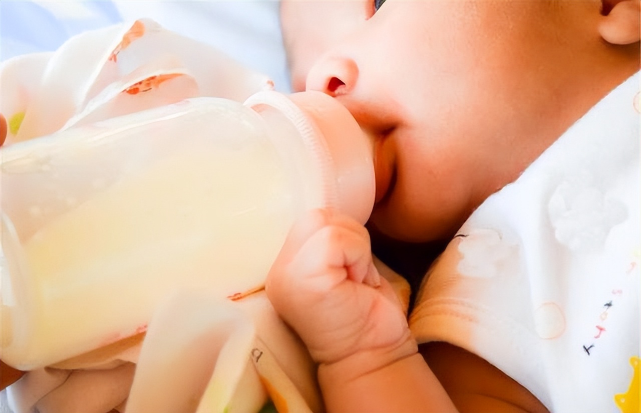 如何快速兑出适合冲奶粉的水,奶粉怎么冲底部不会有结块