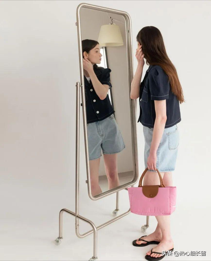 t恤加上立体感强的衬衫气场全开,女式短袖t恤衬衫